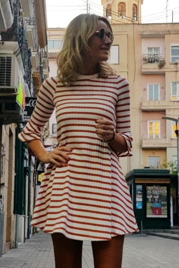 El vestido de rayas que lleva Cristina Pedroche es de la firma Capriche.