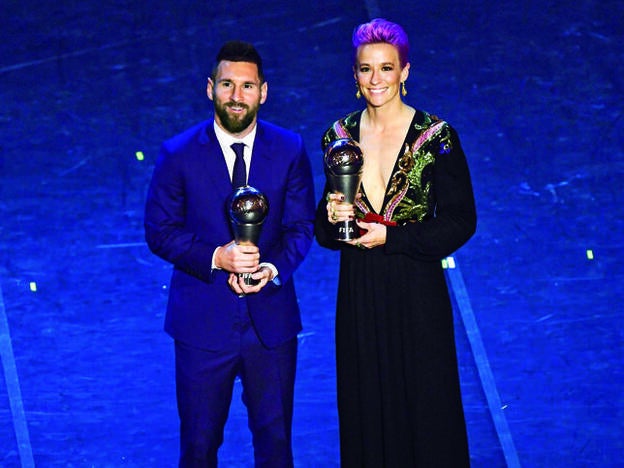 Rapinoe obtuvo el trofeo FIFA The Best a la mejor futbolista del mundo. Leo Messi recogió el equivalente masculino, pero él gana 280 veces más que la capitana de los Estados Unidos.