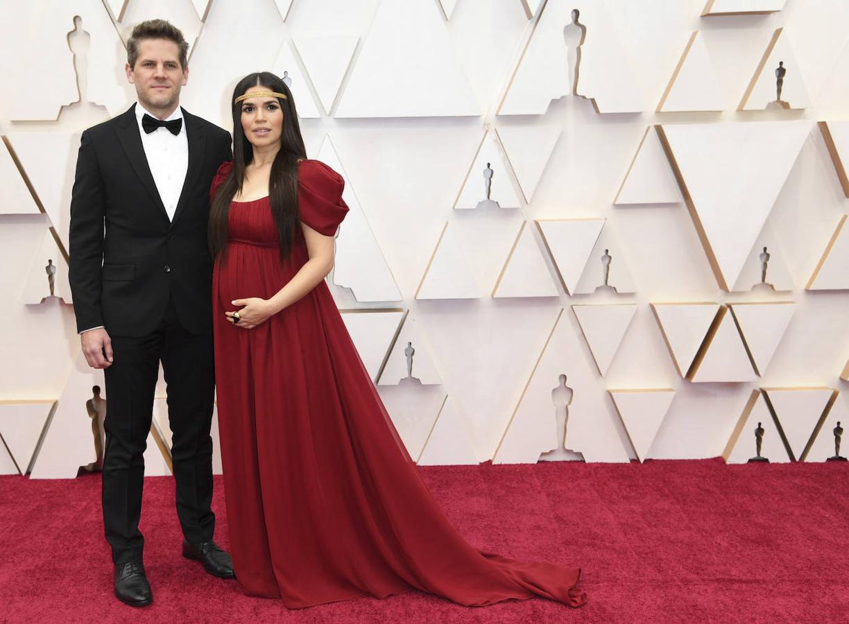 Las parejas de la alfombra roja de los Premios Oscar 2020: America Ferrera y Ryan Piers William