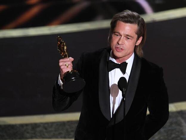 Brad Pitt, mejor actor de reparto por 'Érase una vez... en Hollywood'. Pincha sobre la foto para ver todos los looks de la alfombra roja de los Premios Oscar 2020./