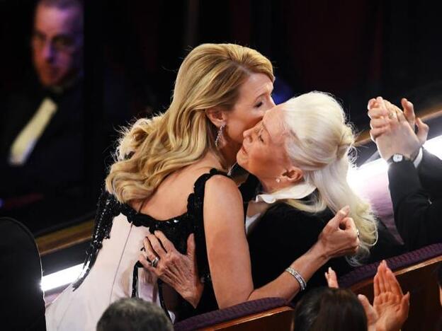 Laura Dern y su madre se fundieron en un emotivo abrazo.