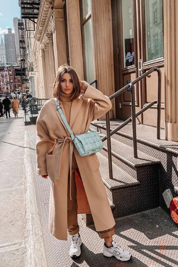 Bolsos azul cielo para clonar este look con abrigo batín de Alexandra  Pereira | Mujer Hoy