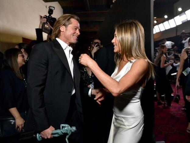Jennifer Aniston y Brad Pitt en una imagen de su encuentro en los SAG. Pincha sobre la foto para ver todos los looks en la alfombra roja de los Premios Oscar 2020./getty.