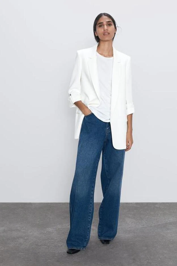 una americana blanca ideal para clonar el look de Sincerely Jules, de Zara.