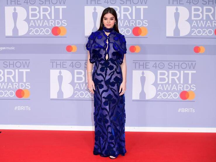 Brit Awards 2020: el exceso y la excentricidad, protagonistas de los looks de alfombra roja