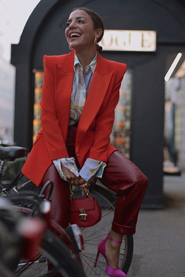 La americana roja es la prenda cláve del look de Paula Ordovás.