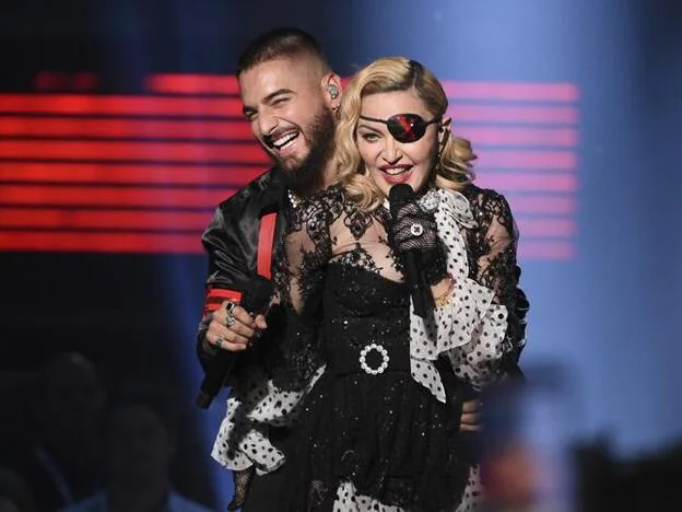 Madonna durante uno de sus conciertos con Maluma.