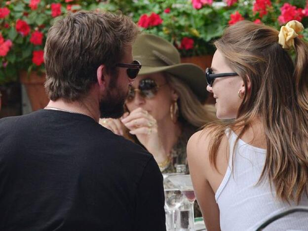 El actor Liam Hemsworth y la modelo Gabriella Brooks dan rienda a suelta a su relación en un restaurante de Beverly Hills. Pincha sobre la foto para ver las parejas que comenzaron a salir en 2019./gtres