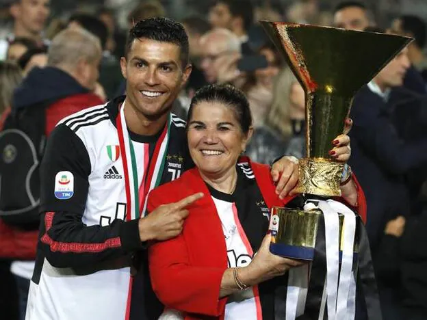 Dolores Aveiro, madre de Cristiano Ronaldo, se encuentra "consciente y estable", tras sufrir un ictus./gtres.
