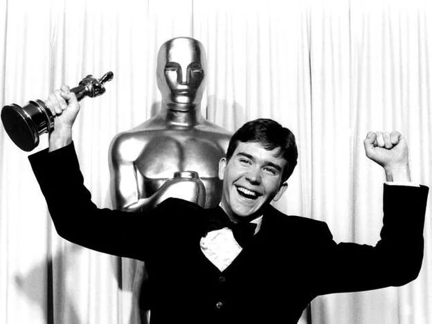 Timothy Hutton celebrando su Oscar por 'gente corriente' en 1980.
