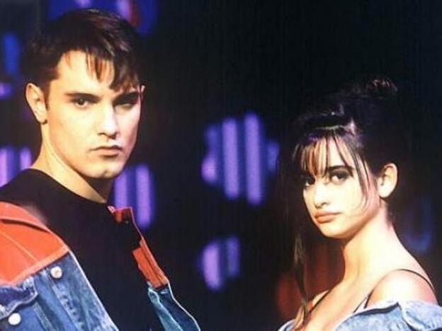 Jesús Vázquez y Penélope Cruz en una imagen de cuando presentaban juntos 'La quinta marcha', hace 30 años./dr.