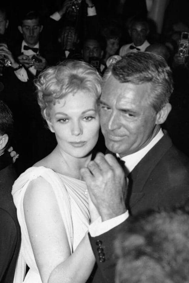 Kim Novak junto a Cary Grant en 1959, en el Festival de Cannes.
