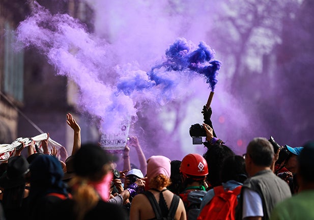 MEXICO CITY, MEXICO - MARCH 08: A smoke torch is seen during a protest on the International Women's Day in Mexico City, Mexico, on March 8, 2020. (Photo by Manuel Velasquez/Anadolu Agency via Getty Images)/huelga feminista en méxico