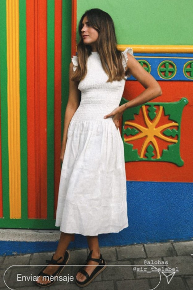 Maravilloso look con un vestido híper femenino y sandalias trekking de Belén Hostalet.