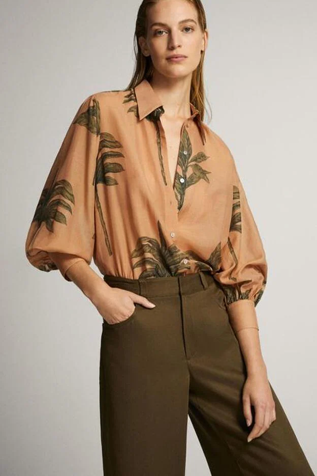Esta es la blusa de Massimo Dutti que ha llamado nuestra atención: reúne dos tendencias en una y es perfecta para llevar con vaqueros.