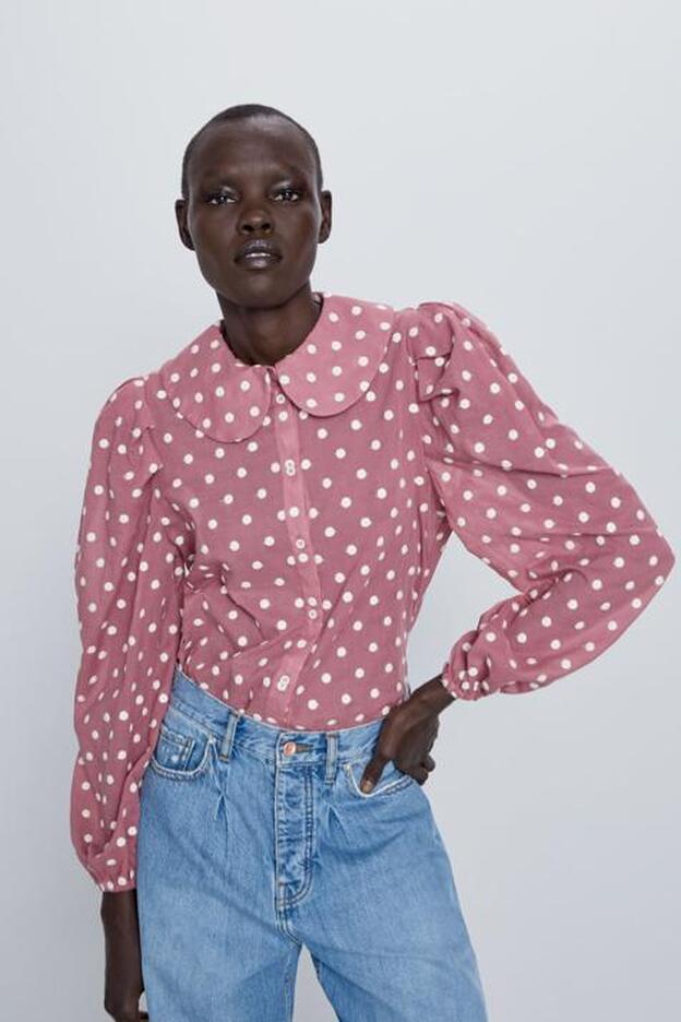 Esta es la blusa de tendencia de Zara que lleva Alba Carrillo. Cuesta 25,95 euros.