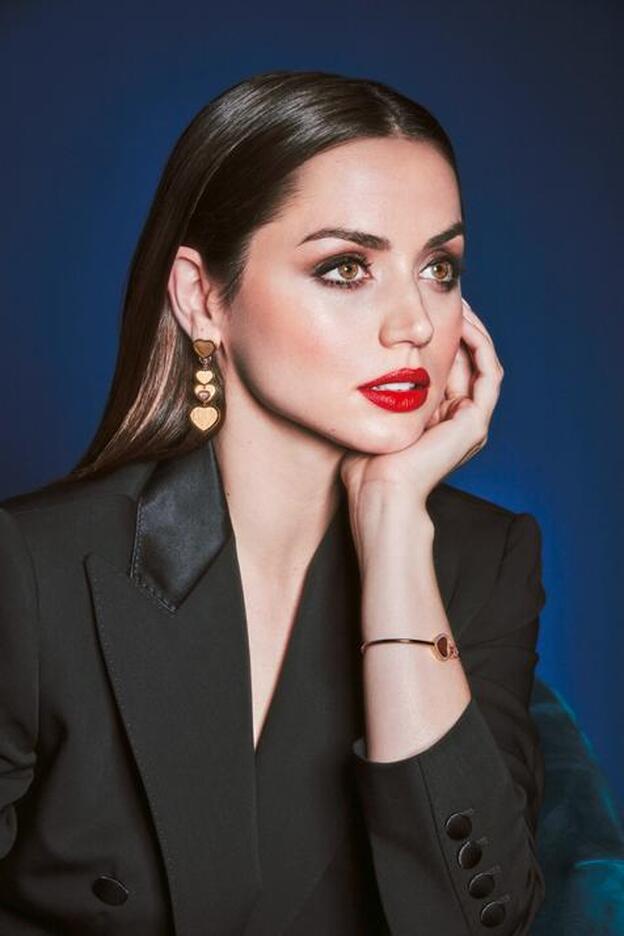 Ana de Armas, con pendientes y brazalete de Chopard. Foto: Cristian Pena.