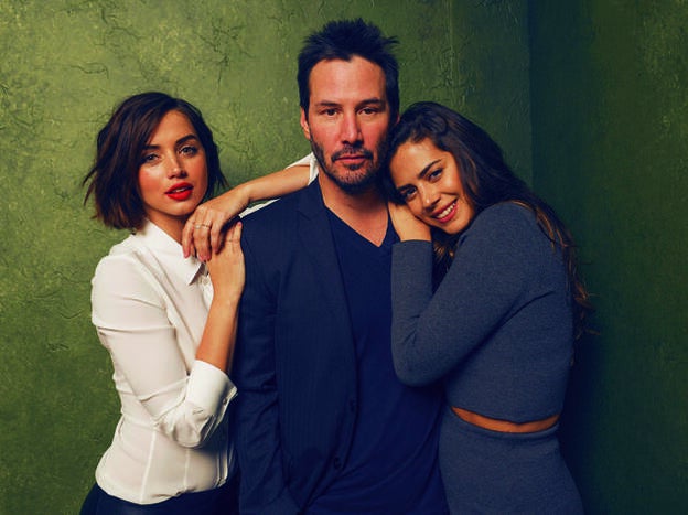 Ana de Armas con Keanu Reeves y Lorenza Izzo.