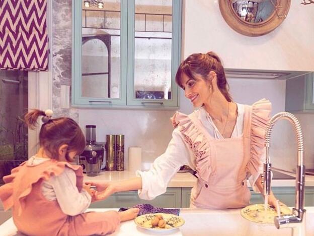 Ariadne Artiles es una apasionada de la buena alimentación, y siempre que puede, cocina con su hija algunas recetas que comparte a través de sus redes sociales.