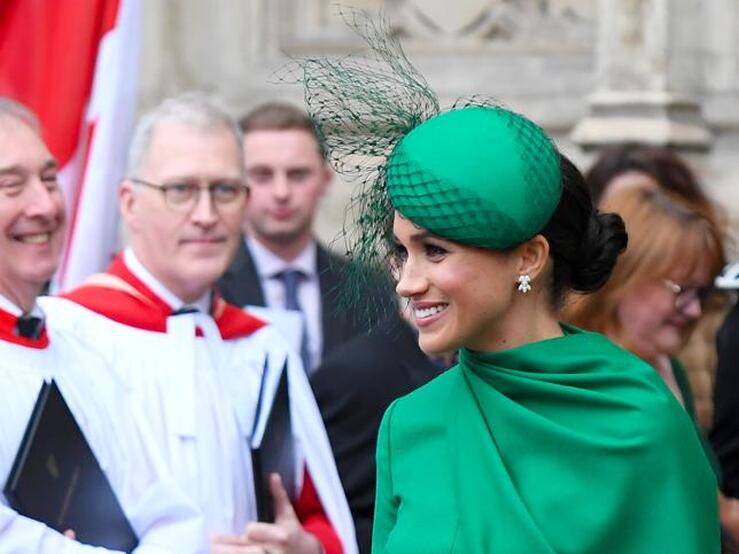 ¿Sigues pensando en el último vestido de Meghan Markle? 10 modelos verde esperanza para copiar su look