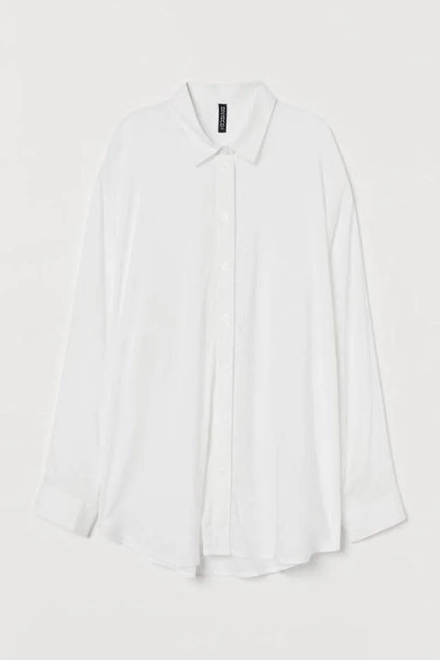 La camisa blanca que ya deberías tener en el armario está, baratísima, en H&M.
