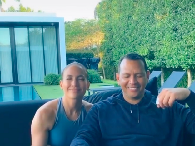 JLo y Alex juegan a un juego ante su piscina