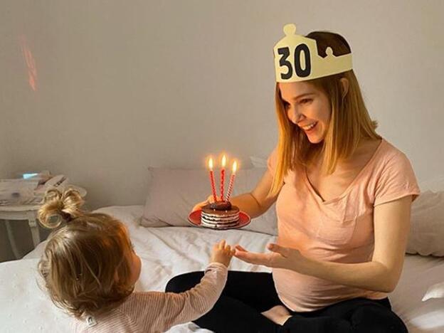 Natalia Sánchez soplando las velas de su cumpleaños. Pincha sobre la imagen y descubre los famosos que serán padres en 2020./Instagram