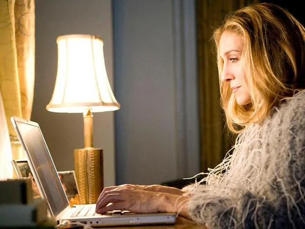 Carrie Bradshaw en una escena de 'Sexo en Nueva York'. Pincha en la foto para descubrir los conjuntos de punto que no parecen pijamas para hacer "calls" con mucho estilo./imdb