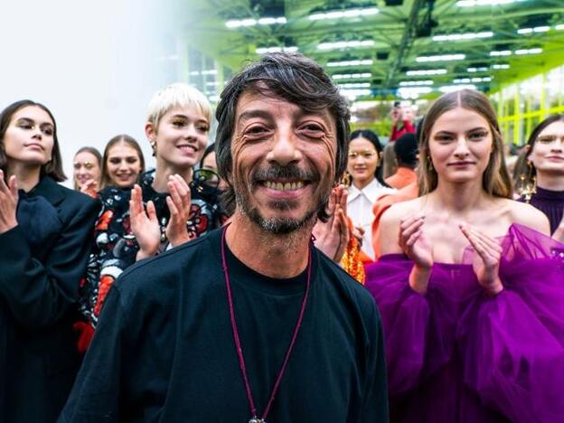 Pierpaolo Piccioli, director creativo de Valentino, saludando al público asistente al último desfiel de la firma en París.