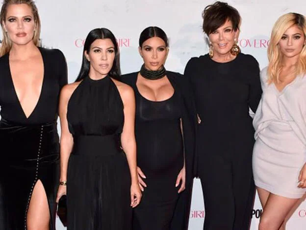 Las Kardashian trabajan desde casa para que el último capítulo de la 18ª temporada de su 'reality' no sufra retrasos por el confinamiento por el coronavirus. Pincha sobre la foto para ver las parejas de famosos que están pasando separados el aislamiento./gtres.