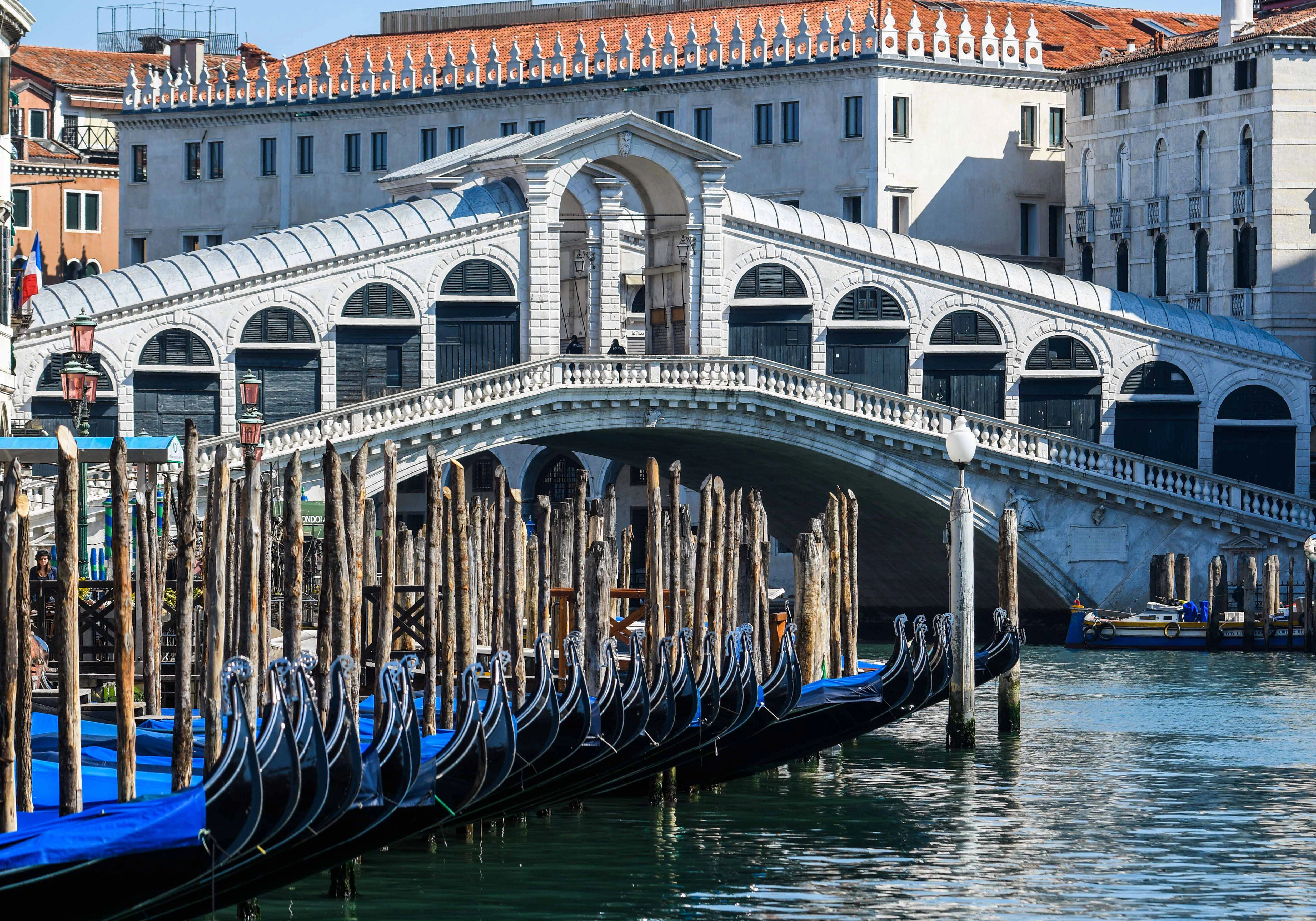 A view shows clear waters by gondolas in Venice's Grand Canal near the Rialto Bridge on March 18, 2020 as a result of the stoppage of motorboat traffic, following the country's lockdown within the new coronavirus crisis. (Photo by ANDREA PATTARO / AFP) (Photo by ANDREA PATTARO/AFP via Getty Images)/puente-rialto-venecia