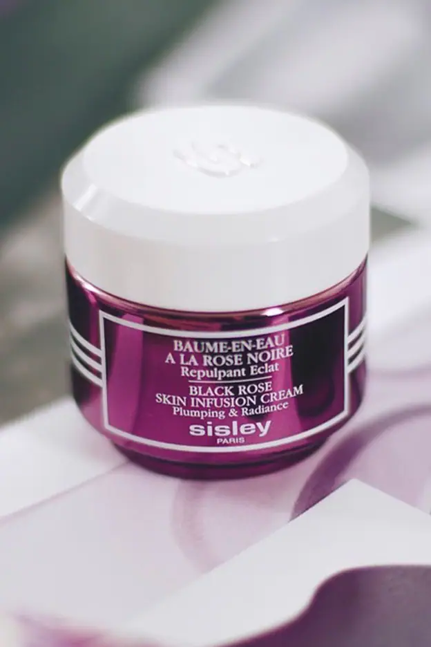 Sisley Black Rose Skin Infusion Cream, de Sisley, huele deliciosamente.
