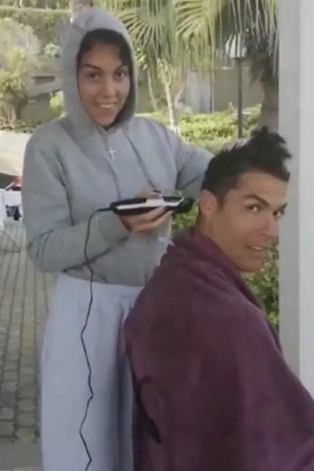 Giorgina Rodríguez rapa a Cristiano Ronaldo con un look que no sabemos descifrar.