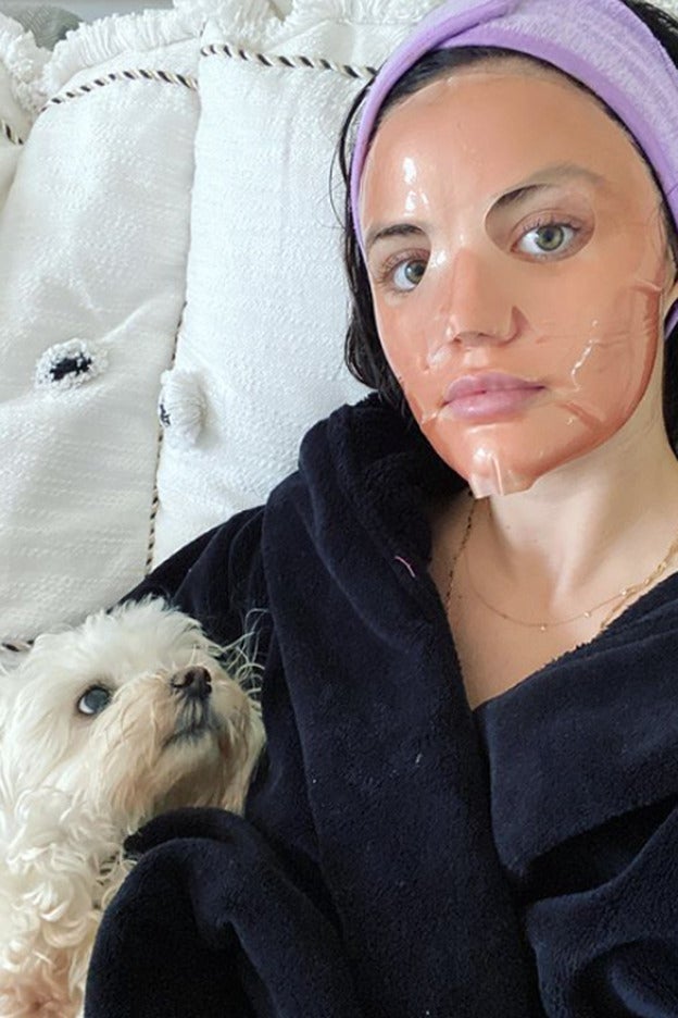 Lucy Hale y su perrita Elvy, fascinada con la mascarilla de su ama.