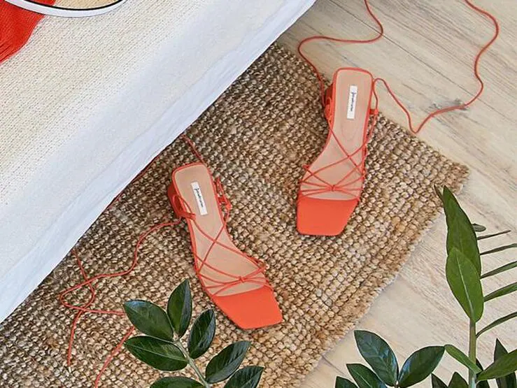Las sandalias de colores que te animarán cualquier estilismo de verano