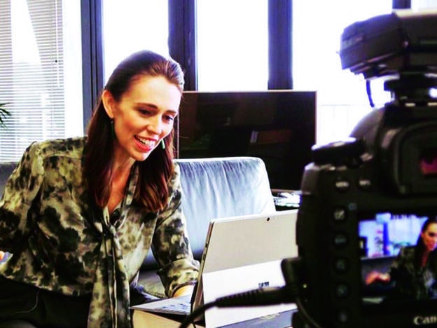 Jacinda Ardern trabajando durante el confinamiento.