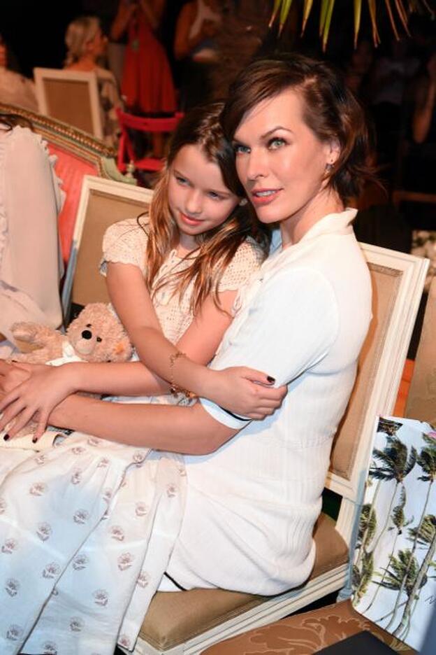 La joven actriz con su madre, la modelo Milla Jovovich.