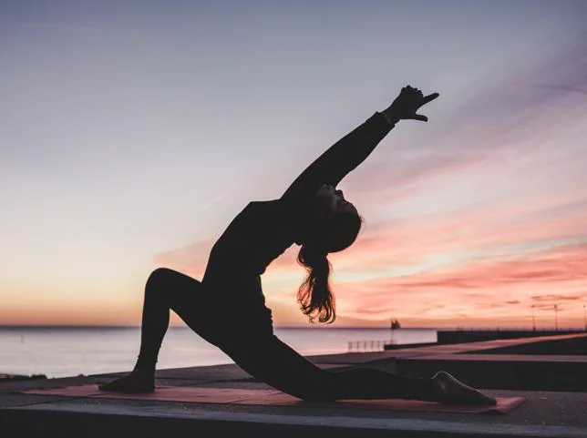 Fotos: 10 posturas de yoga para adelgazar y reducir cintura | Mujer Hoy