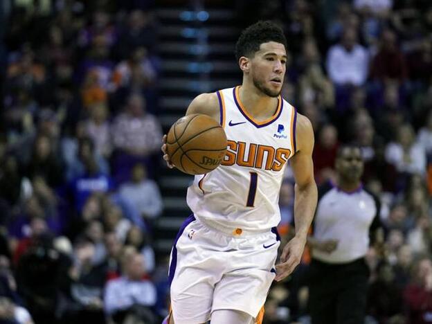 Devin Booker durante un partido de la NBA.