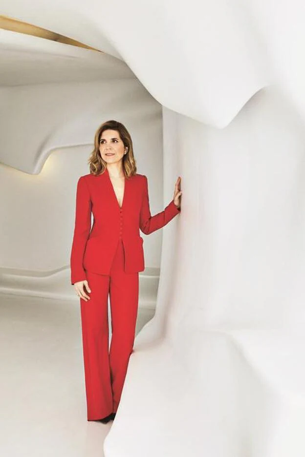 Nuria Oliver, experta en inteligencia artificial y big data, con traje de Emporio Armani./Mirta Rojo/ estilismo: verónica suárez