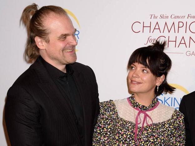 Lily Allen y David Harbour se han comprometido. Pincha sobre la foto para ver las bodas que se han celebrado o deberían hacerlo este 2020./gtres.