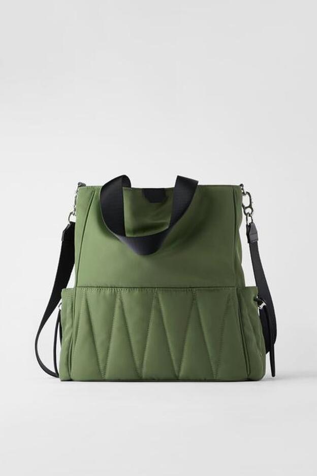 Un bolso ligero de nylon de color verde militar y de Zara.