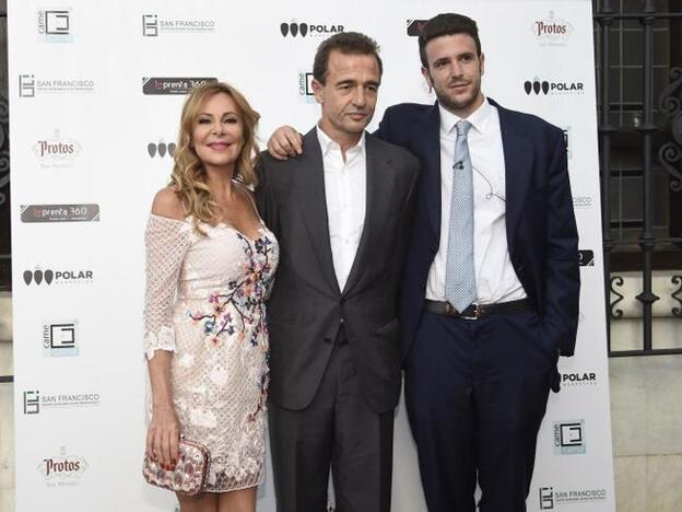 Álex Lequio en una imagen junto a sus padres, para los que ha sido un nexo de unión.