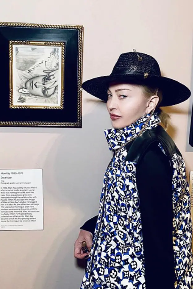 Madonna, ante una obra de Dora Maar en una visita reciente a una galería de arte.