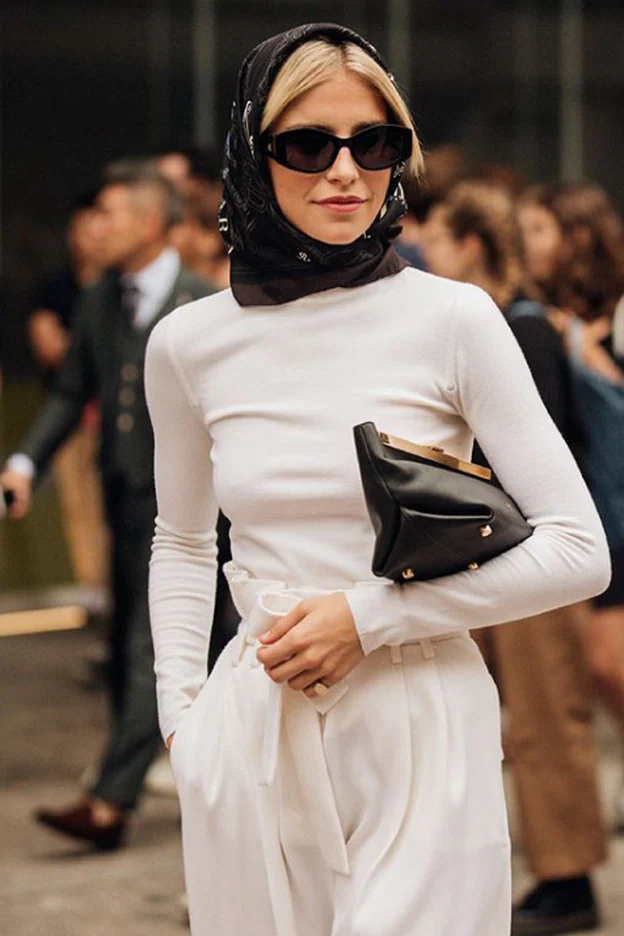 El pañuelo es el accesorio estrella de la temporada y así es como se lleva  en el street style | Mujer Hoy