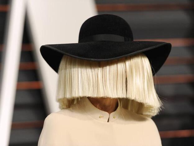 Sia cuenta su experiencia como madre de dos adolescentes a los que adoptó en 2019. Pincha sobre la foto para ver las famosas que han sido o van a ser madres este 2020./gtres.