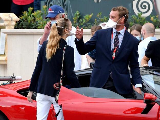 Pierre Casiraghi y su mujer, Beatrice Borromeo, junto a un Ferrari en el rodaje del spot de la marca.
