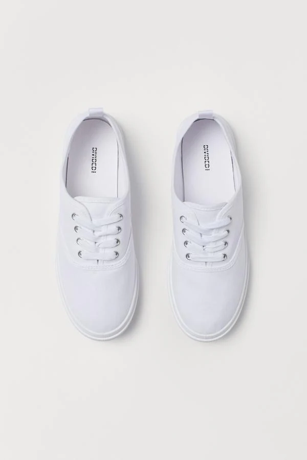 Fotos: 18 zapatillas blancas low cost (porque nunca se tienen