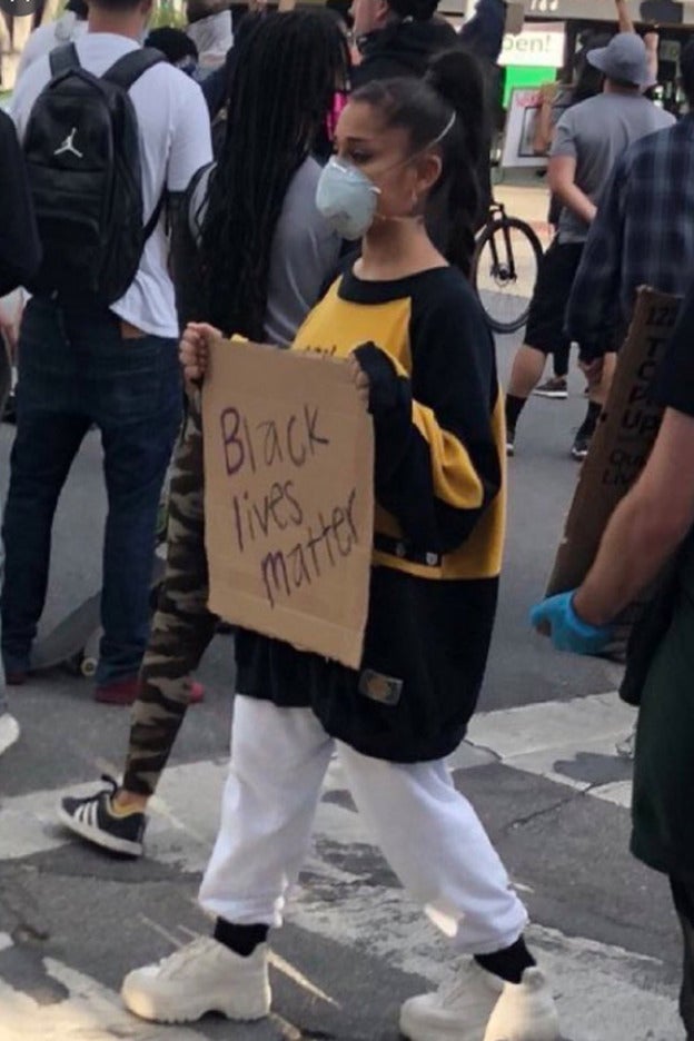 Un manifestante fotografió a Ariana Grande manifestándose en Los Ángeles.