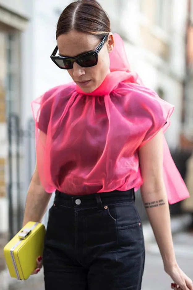 descubierto en el street style el truco perfecto para llevar las camisas de organza transparentes | Mujer Hoy